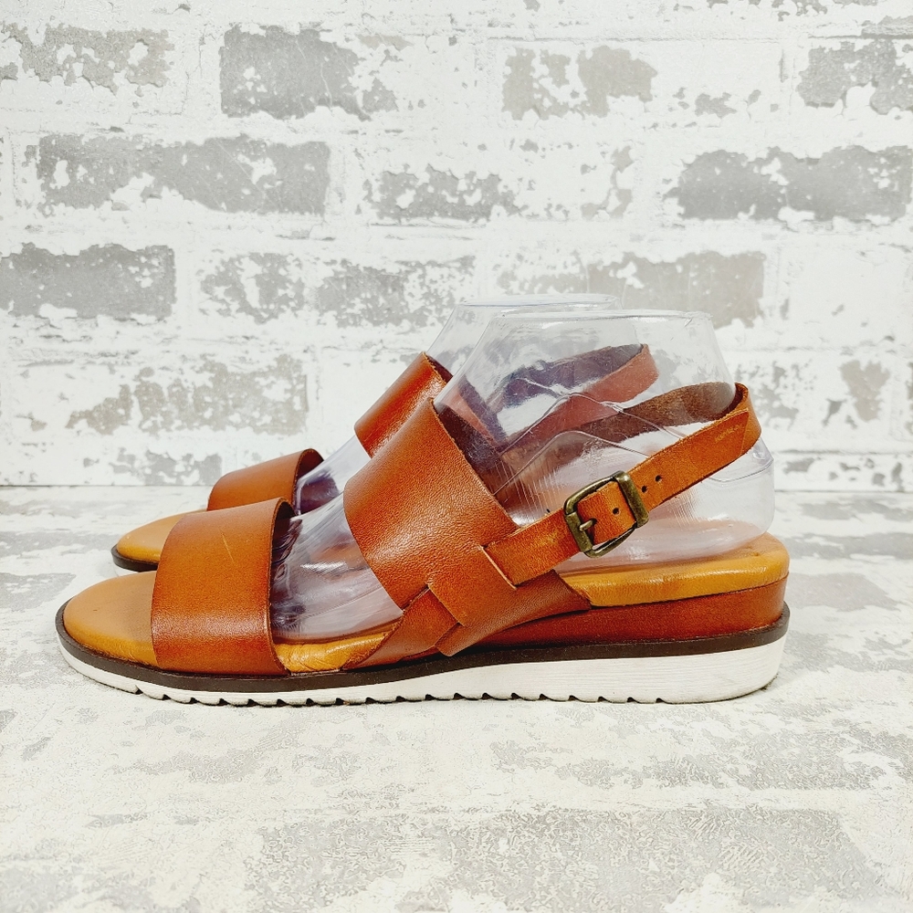 New Bertuchi Leather Brown Strappy Flat Sandals CC932